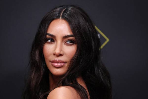Kim Kardashian: Πόζαρε φορώντας μόνο ένα στεφάνι από λουλούδια - Χαμός στο Instagram