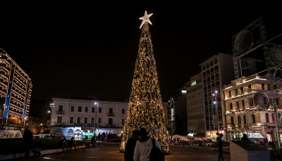 Ομόνοια: Στολίστηκε το χριστουγεννιάτικο δέντρο - Στα γιορτινά η Αθήνα