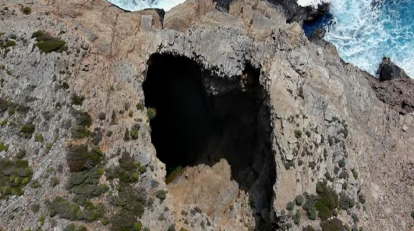 Μωβ Σπήλαιο: Το κρυμμένο διαμάντι της Εύβοιας