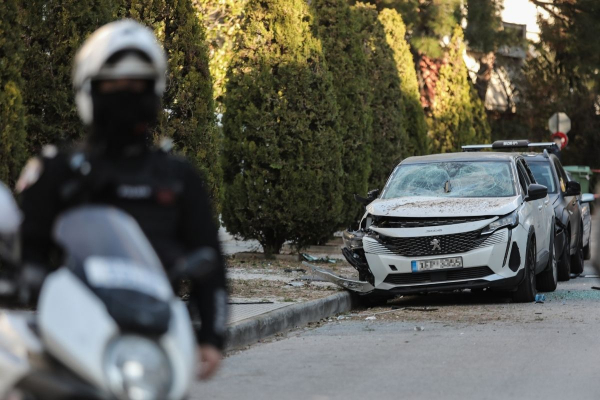 Έκρηξη στη Γλυφάδα: «Ακούσαμε ένα πράγμα σαν κεραυνό» - Ζημιές σε οχήματα