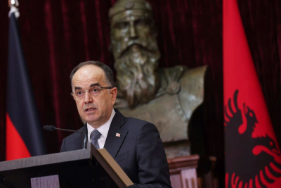 Ο Αλβανός Πρόεδρος απαίτησε να κατέβουν οι Ελληνικές σημαίες από μειονοτικό χωριό