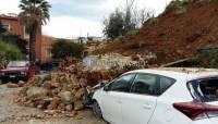 Χανιά: Κατέρρευσε τείχος μνημείου και καταπλάκωσε ΙΧ (φωτό)