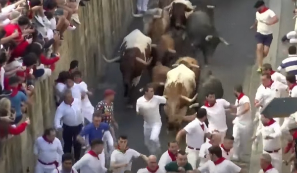 Ισπανία: Τρεις δρομείς τραυματίστηκαν από ταύρους στο φεστιβάλ του Σαν Φερμίν (Βίντεο)
