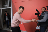 Η στιγμή που ο Στέφανος Κασσελάκης έδωσε νερά σε δημοσιογράφους (Βίντεο)