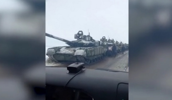 Ουκρανία: Ρώσοι στρατιώτες με τανκς κατευθύνονται στα σύνορα (Βίντεο)