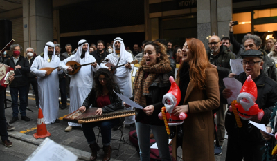 «Εμίρηδες» του ΠΑΜΕ στο υπουργείο Οικονομικών: Το τραγούδι για την Καϊλή και τα… λεφτά του Κατάρ