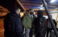 Κυριάκος Μητσοτάκης: Επισκέφτηκε αστέγους στο λιμάνι του Πειραιά