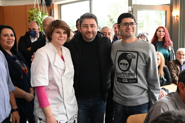 Νίκος Ανδρουλάκης: Πήγε στο καφέ «Το Παρεάκι» όπου εργάζονται νέοι με αυτισμό