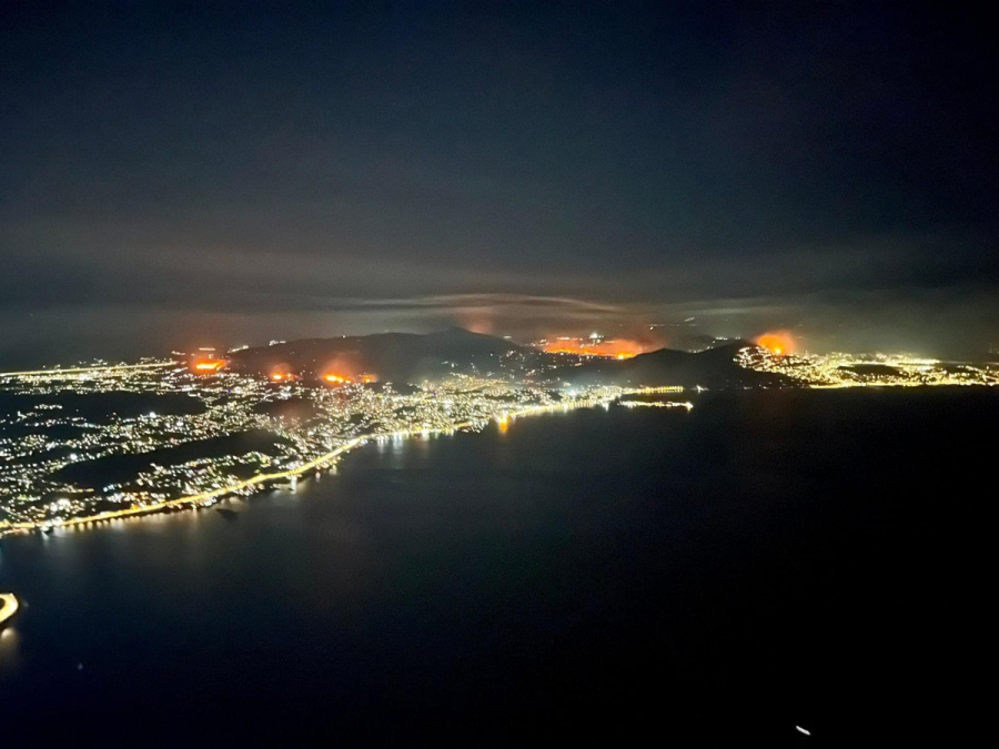 Φωτογραφία θλίψης - Η Αττική στις φλόγες (Εικόνα από αεροπλάνο)