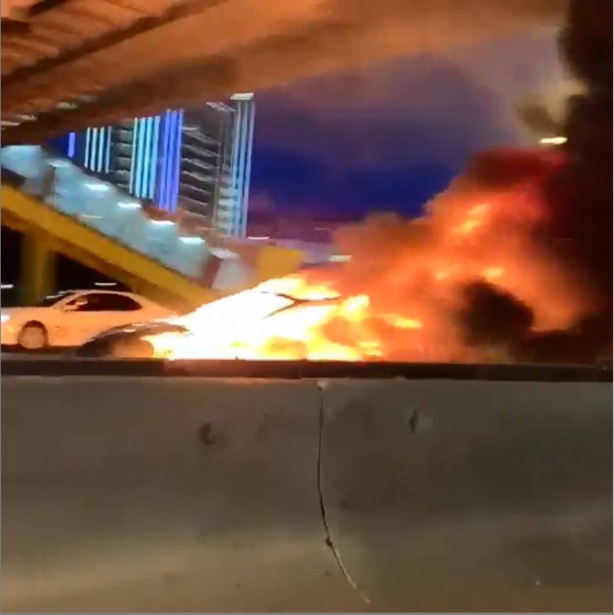 Ρωσία: Η στιγμή που Tesla ανατινάζεται και τυλίγεται στις φλόγες σε κεντρικό δρόμο της Μόσχας (Βίντεο)