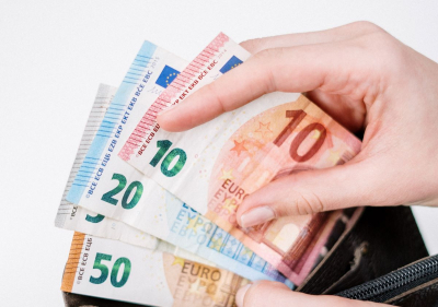 Νέος κατώτατος μισθός 2023 - «Πάει» για κάτω από τα 800 ευρώ μετά την αύξηση
