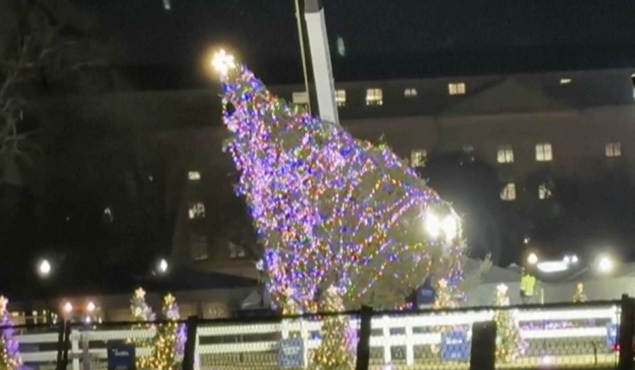 ΗΠΑ: Ισχυροί άνεμοι «κατεδάφισαν» το 12μετρο χριστουγεννιάτικο δέντρο έξω από τον Λευκό Οίκο
