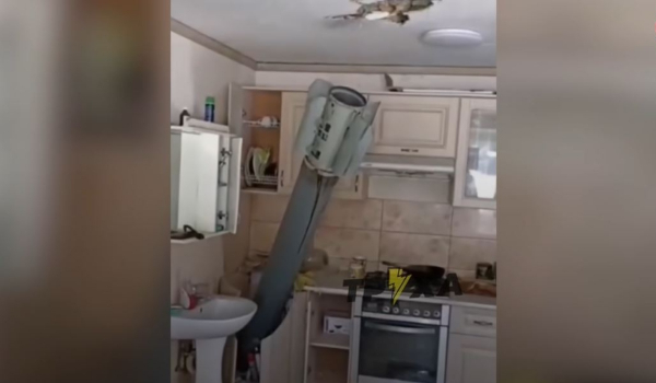 Απίστευτο βίντεο από την Ουκρανία: Πύραυλος καρφώθηκε σε ντουλάπι κουζίνας