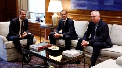 Συνάντηση Μητσοτάκη με τον πρόεδρο της UEFA και τον αντιπρόεδρο της FIFA