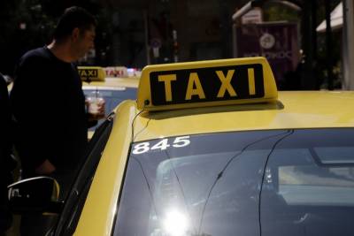 Μείωση ΦΠΑ: Στο 13% και τα κόμιστρα στα ταξί