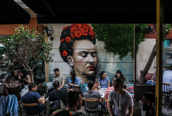 Άνοιξε η εστίαση: Με κόσμο καφετέριες και εστιατόρια την πρώτη μέρα