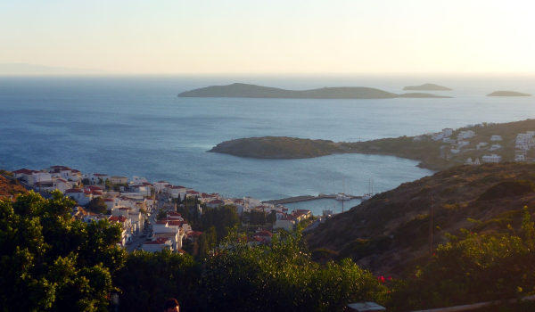 «Ξεχάστε τη Σαντορίνη»: Αυτό είναι το ελληνικό νησί που «ψηφίζουν» Daily Telegraph και Guardian