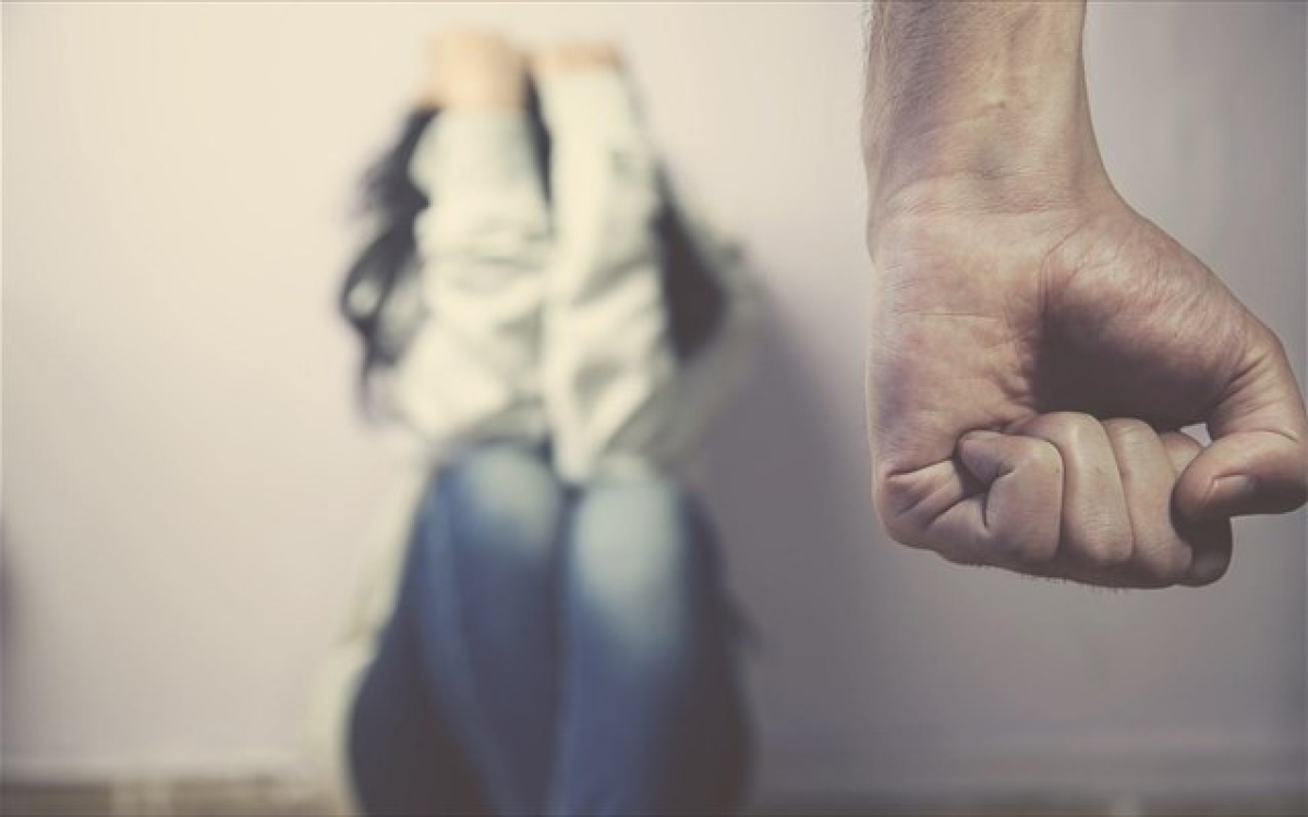 Πώς ένα «κουμπί» στο κινητό μπορεί να σώσει μια γυναίκα από την κακοποίηση