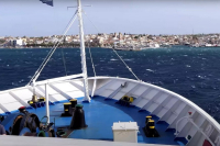 Αίγινα: Καπετάνιος δένει πλοίο κόντρα στους θυελλώδεις ανέμους