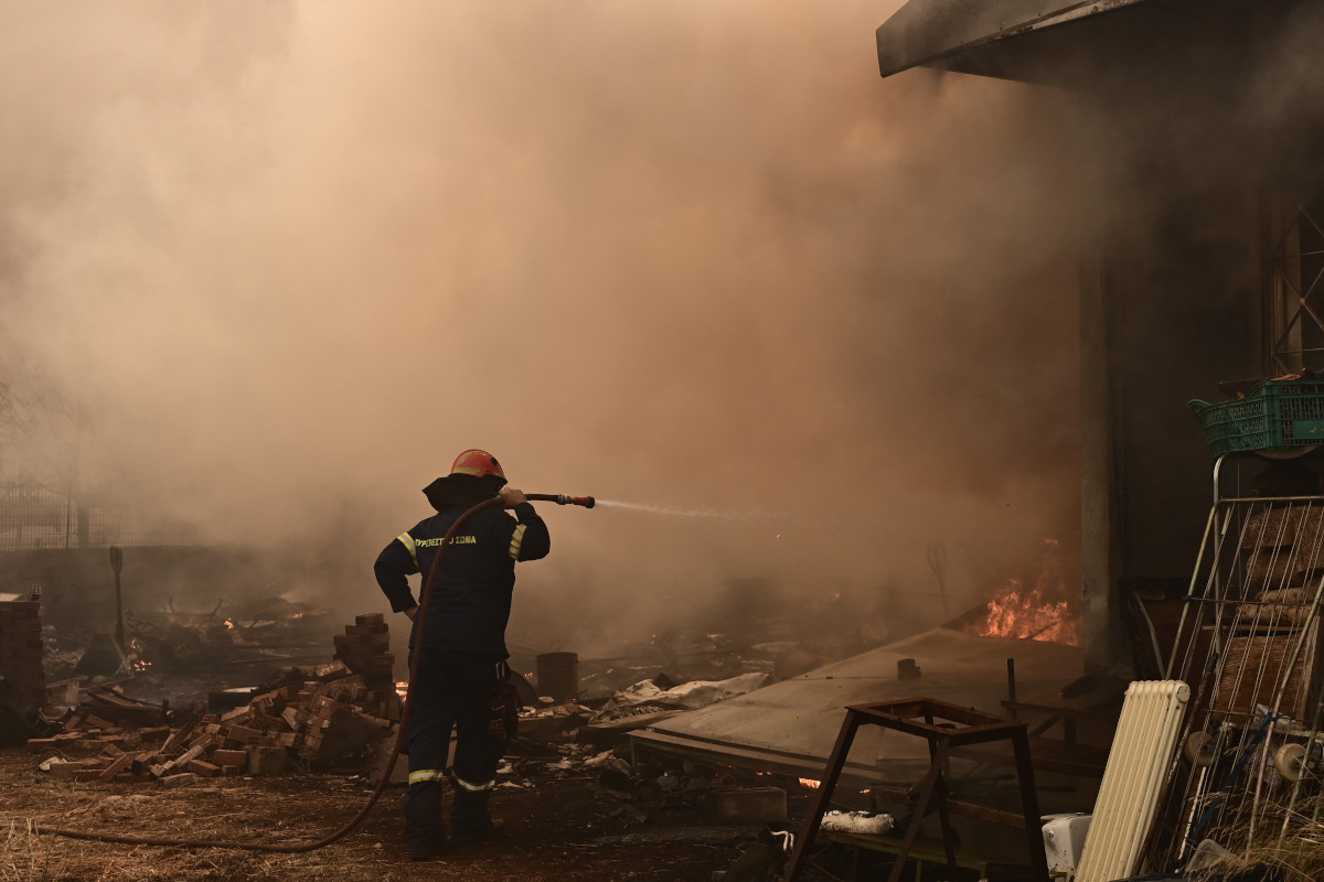 Φωτιά σε αποθηκευτικό χώρο στη Μάνδρα - Συναγερμός στην Πυροσβεστική