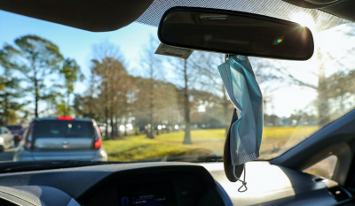 Κρεμάτε ακόμα τη μάσκα στον καθρέφτη του αυτοκινήτου; Τι να προσέχετε