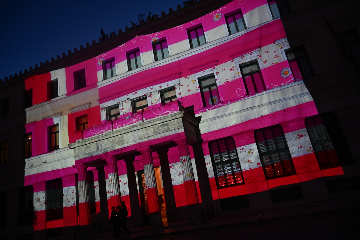 Ημέρα της Γυναίκας: Η ροζ σημαία της Γεωργίας Λαλέ στην πρόσοψη του δημαρχείου της Αθήνας (φωτογραφίες)