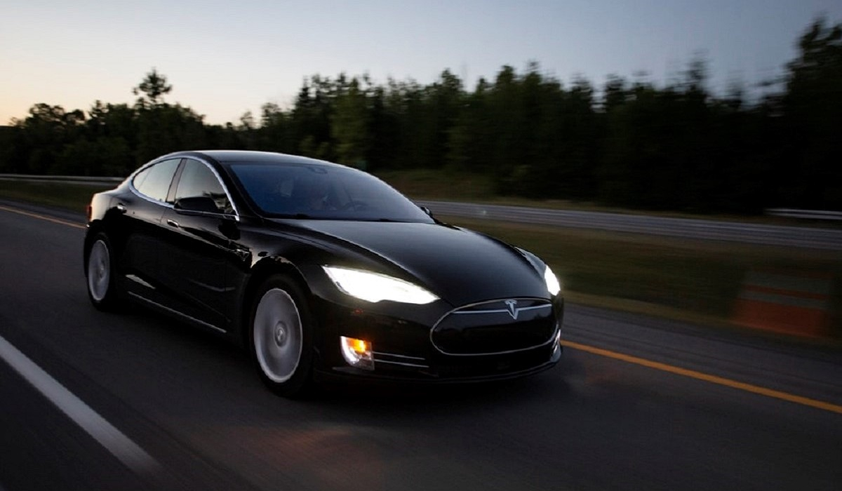 Έφηβος χάκαρε 25 αυτοκίνητα Tesla σε 13 χώρες