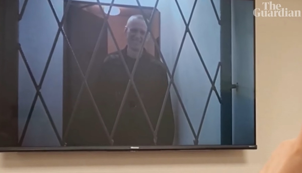 Αλεξέι Ναβάλνι: Το τελευταίο του βίντεο μέσα από τη φυλακή - «Κάνατε πάρτι;»