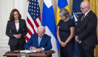 Ο Μπάιντεν υπέγραψε τα πρωτόκολλα για την ένταξη της Φινλανδίας και της Σουηδίας στο ΝΑΤΟ