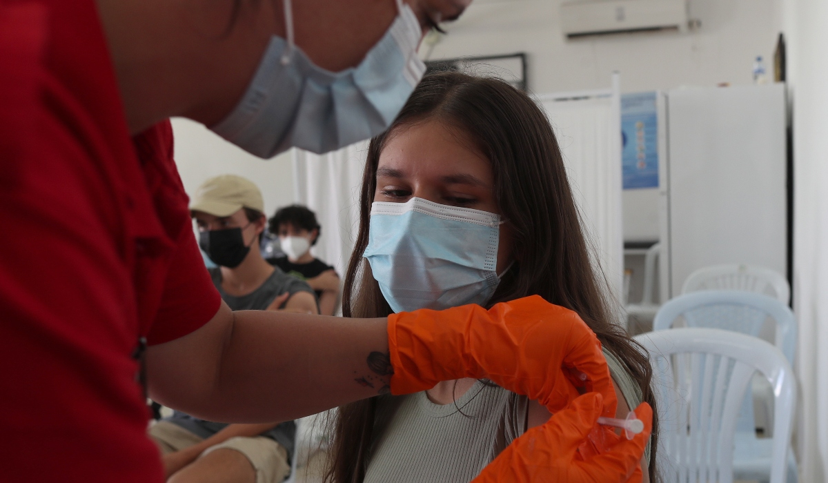 Κορονοϊός: «Ναι» στον εμβολιασμό εφήβων 12-15 ετών από τους Βρετανούς αρχίατρους