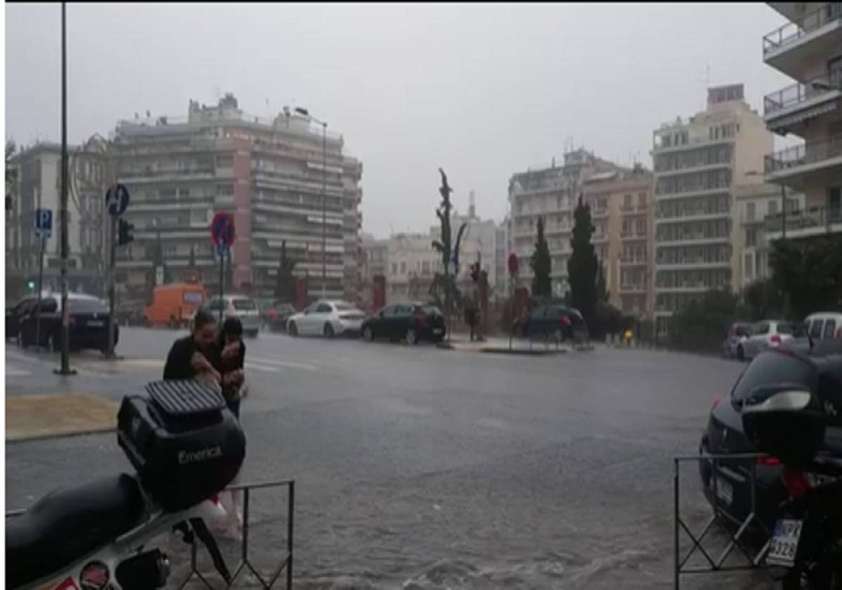 Θεσσαλονίκη: Πλημμυρισμένοι δρόμοι και υπόγεια από την καταρρακτώδη βροχή