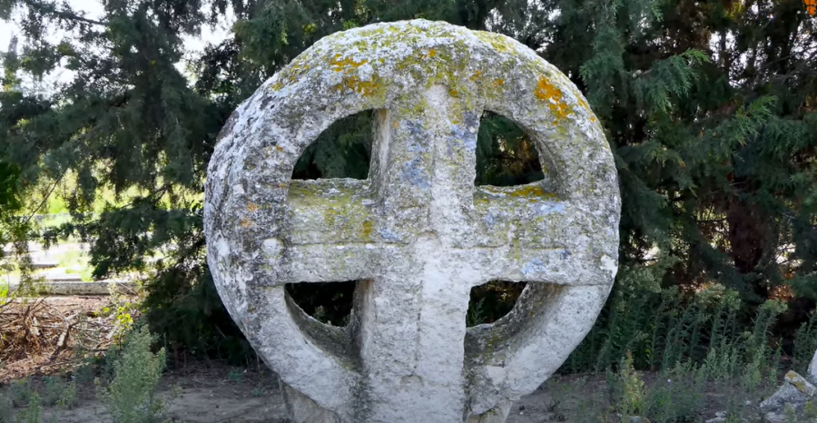 Το παράξενο νεκροταφείο της Ελλάδας με τους μυστηριώδεις σταυρούς αίρεσης