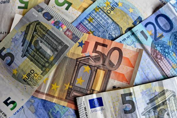 Επίδομα 800 ευρώ: Για επιχειρήσεις έως 20 άτομα - Στη Βουλή η τροπολογία