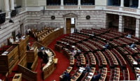 Βουλή: «Μπαράζ» τροπολογιών από ΣΥΡΙΖΑ στο νομοσχέδιο για τις ΑΠΕ