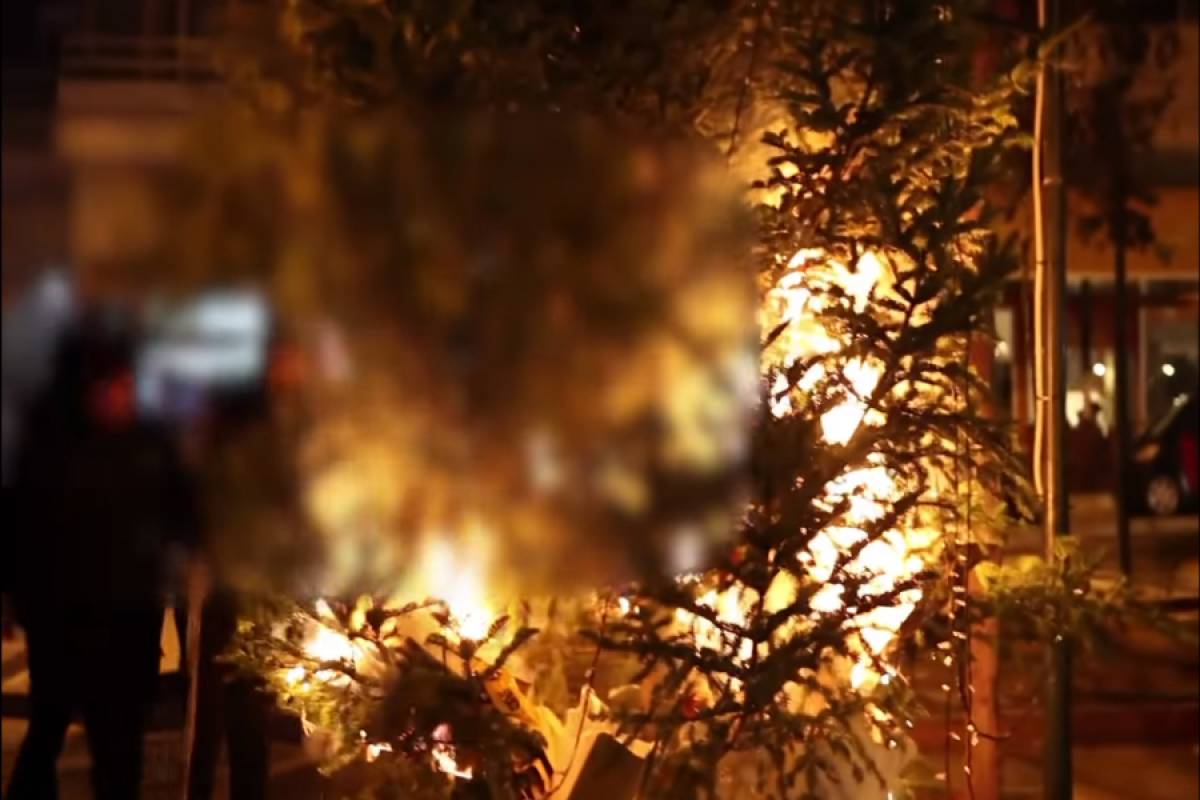Εξάρχεια: Βίντεο από το κάψιμο του χριστουγεννιάτικου δέντρου