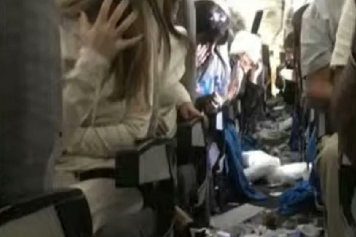 Φρίκη σε πτήση πάνω από τον Ατλαντικό: Χτύπησαν στο ταβάνι επιβάτες - Δείτε εικόνες