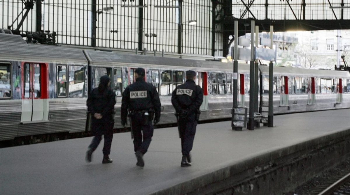 Συναγερμός στο Παρίσι: Ενισχύονται τα μέτρα ασφάλειας στα αεροδρόμια και στον σιδηρόδρομο