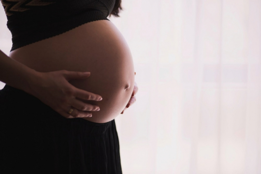 Κορονοϊός: Κίνδυνος για πρόωρη γέννα σε ανεμβολίαστες έγκυες