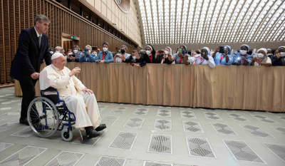 Πάπας Φραγκίσκος: Πρώτη εμφάνιση σε αναπηρικό αμαξίδιο - Τι έπαθε