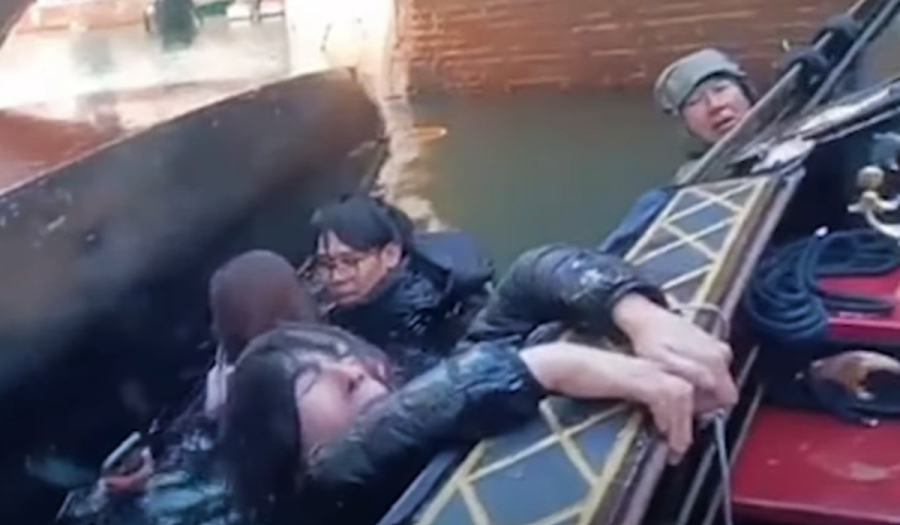 Βενετία: Αναποδογύρισε γόνδολα με τουρίστες που δεν σταματούσαν να βγάζουν σέλφις (Βίντεο)