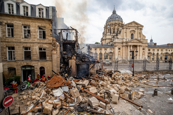 Έκρηξη στο Παρίσι: Έρευνες για μια αγνοούμενη στα ερείπια κτιρίου που κατέρρευσε