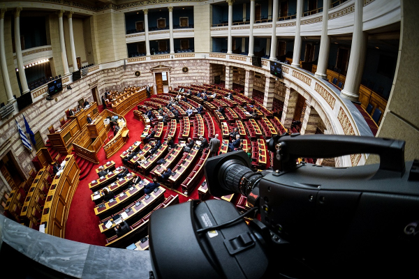Την ημέρα της απεργίας των ΜΜΕ η ΝΔ στέλνει στη Βουλή τον Γεραπετρίτη και «κρύβει» τον Καραμανλή