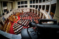 Την ημέρα της απεργίας των ΜΜΕ η ΝΔ στέλνει στη Βουλή τον Γεραπετρίτη και «κρύβει» τον Καραμανλή