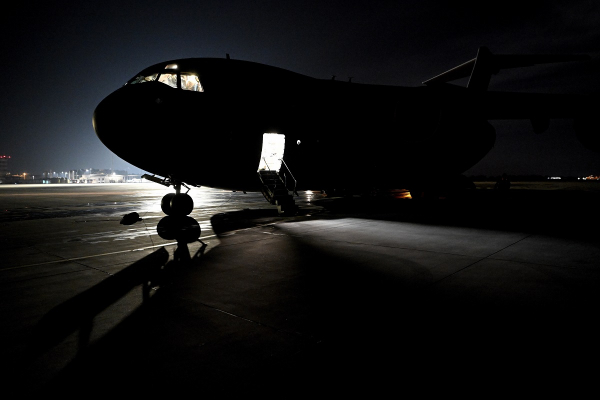 ΗΠΑ: Καθηλώνει στο έδαφος 100 αεροσκάφη που ταξίδεψαν στη Ρωσία