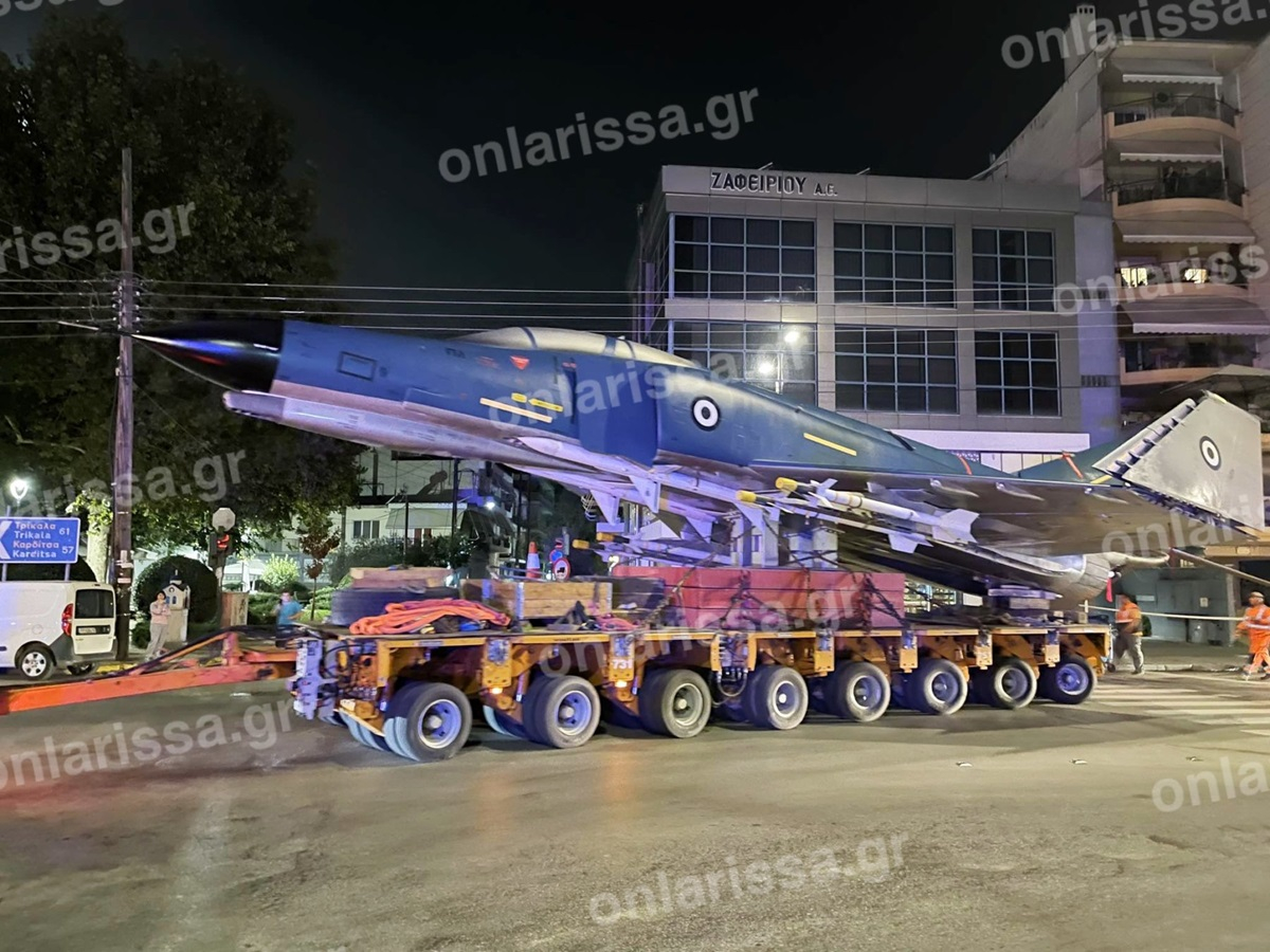 Ένα εμβληματικό μαχητικό αεροσκάφος στους δρόμους της Λάρισας (βίντεο - φωτογραφίες)