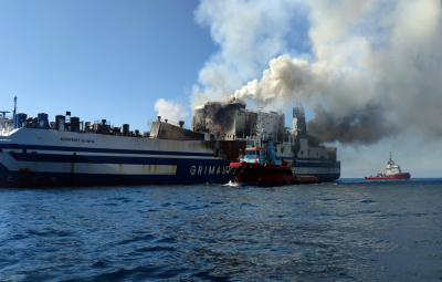 Euroferry Olympia: Ρυμουλκούν το φλεγόμενο πλοίο - Μάχη να μην βυθιστεί - Φόβοι και για άλλους εγκλωβισμένους