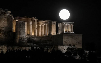 Πανσέληνος Αυγούστου 2022: Εντυπωσιακές φωτογραφίες με το Φεγγάρι του Οξύρρυγχου στην Ακρόπολη