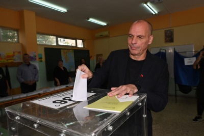 Ψήφισε στο Πέραμα ο Βαρουφάκης: «Όχι στην αποχή, ακόμα και λευκό ψηφίστε»