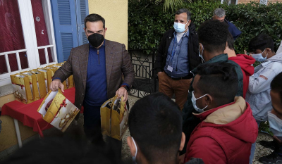 Ο Αλέξης Τσίπρας μοίρασε δώρα σε δομή φιλοξενίας ανήλικων προσφυγόπουλων
