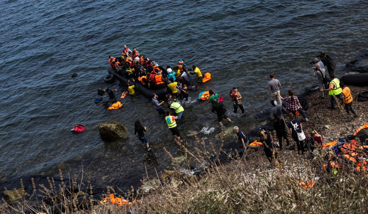 Λέσβος: Συγκλονιστική εικόνα - Μετανάστρια γέννησε πάνω σε νησίδα